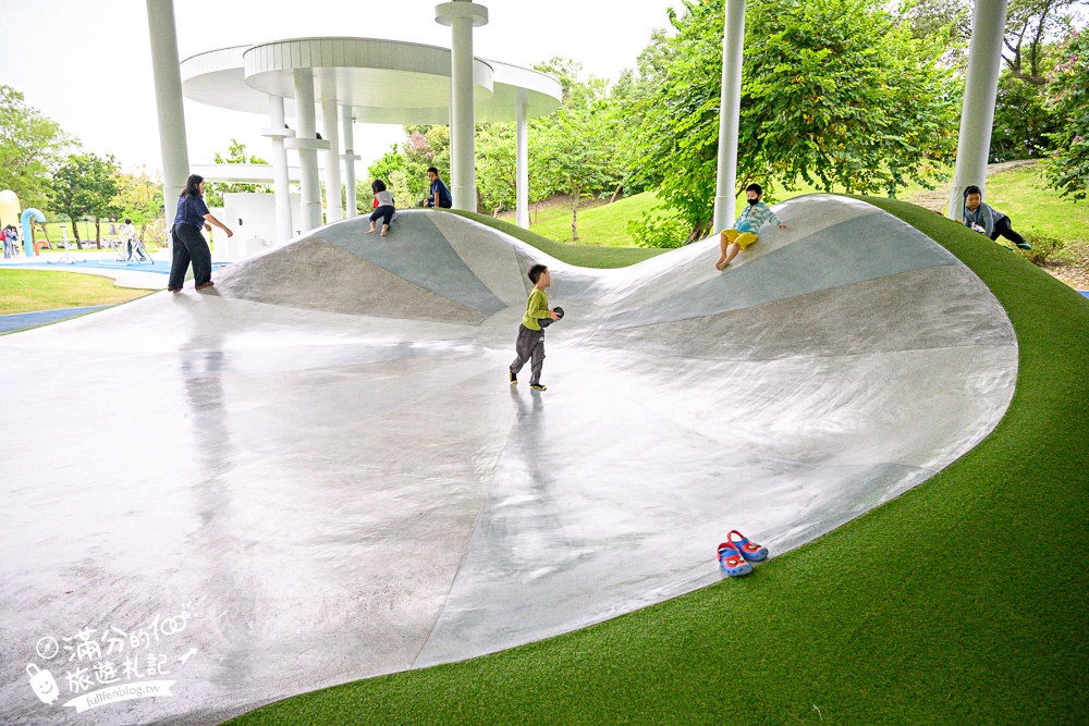 宜蘭【薛長興風雨樂活館】羅東親子公園推薦.雨天晴天都能玩.城堡溜滑梯.沙坑.彈跳床好放電!