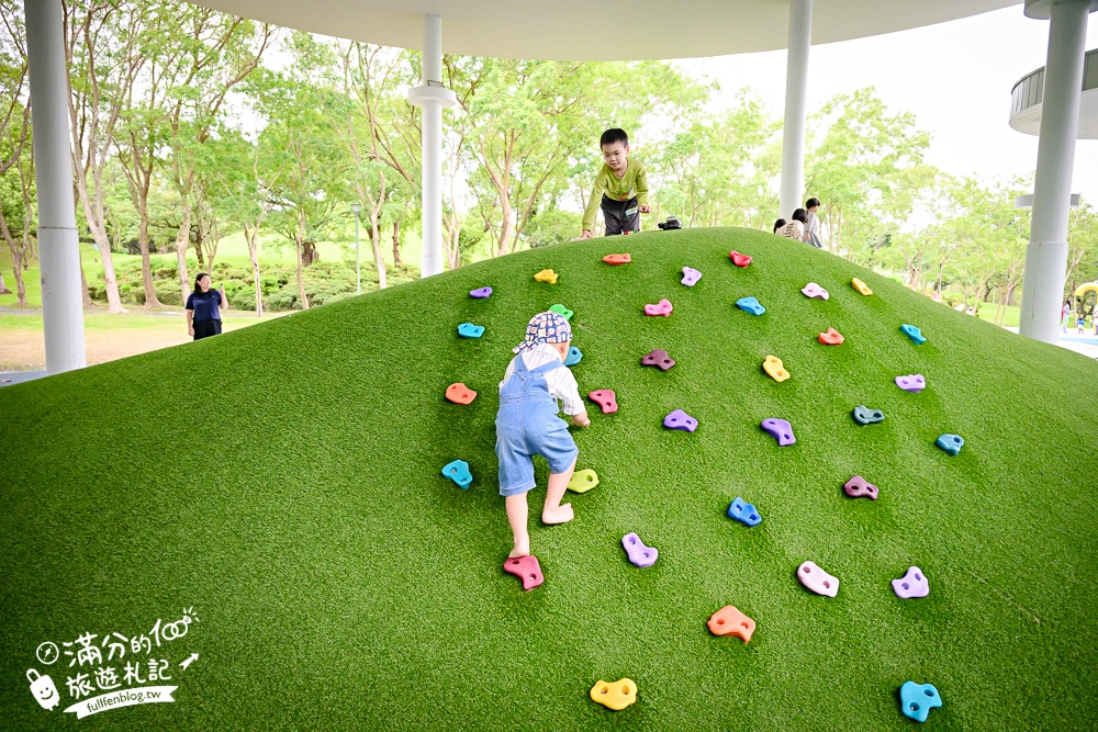 宜蘭【薛長興風雨樂活館】羅東親子公園推薦.雨天晴天都能玩.城堡溜滑梯.沙坑.彈跳床好放電!