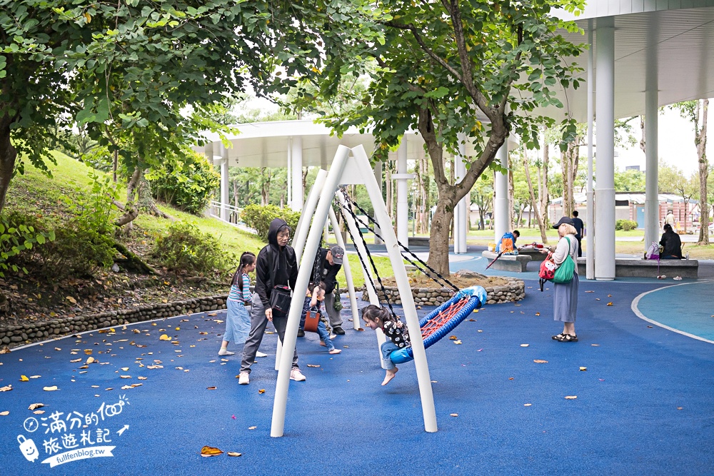 宜蘭【薛長興風雨樂活館】羅東親子公園推薦.雨天晴天都能玩.城堡溜滑梯.沙坑.彈跳床好放電!