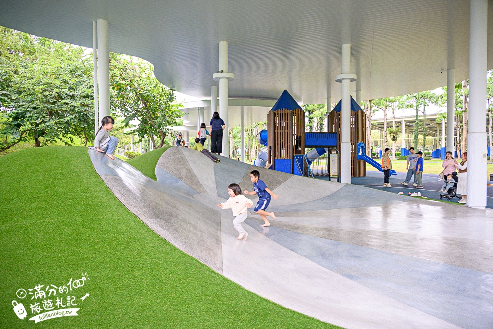 宜蘭【薛長興風雨樂活館】羅東親子公園推薦.雨天晴天都能玩.城堡溜滑梯.沙坑.彈跳床好放電!