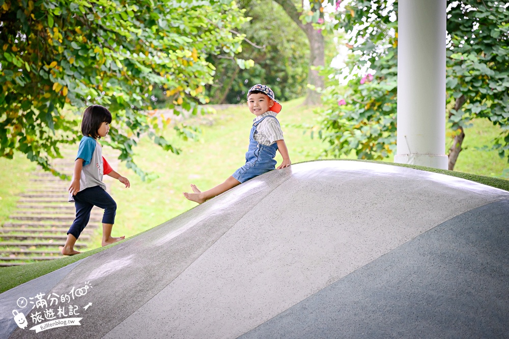 宜蘭【薛長興風雨樂活館】羅東親子公園推薦.雨天晴天都能玩.城堡溜滑梯.沙坑.彈跳床好放電!