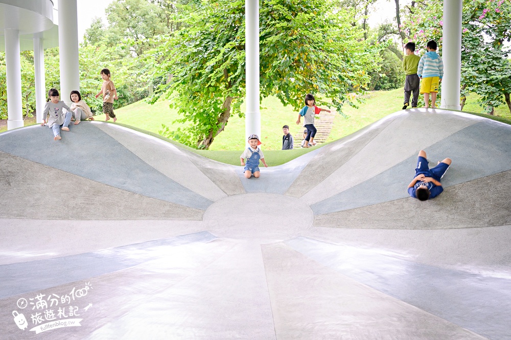 宜蘭【薛長興風雨樂活館】羅東親子公園推薦.雨天晴天都能玩.城堡溜滑梯.沙坑.彈跳床好放電!