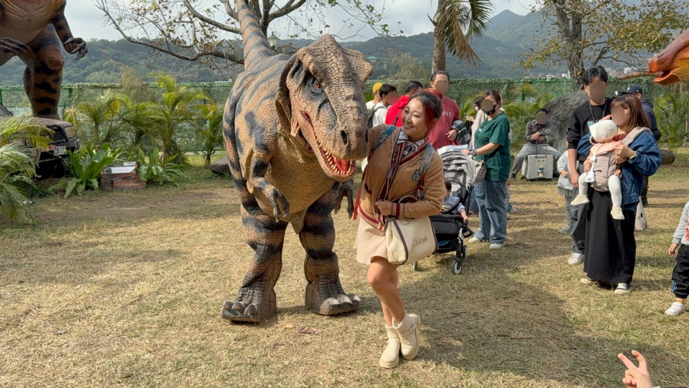 【恐龍大復活關渡探險樂園】1500坪的沉浸式恐龍世界,TOP4必玩恐龍互動體驗＆門票玩樂攻略!