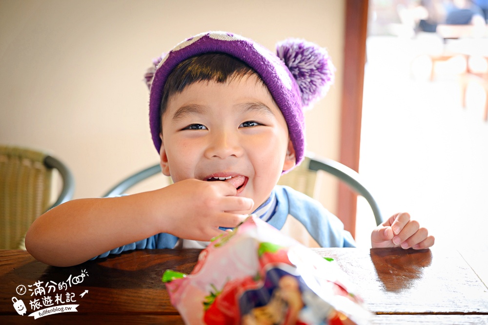 苗栗【灣潭玫瑰草莓園】大湖親子草莓園推薦,苗栗最大規模溫室高架草莓園.還能玩草莓醬手作DIY!