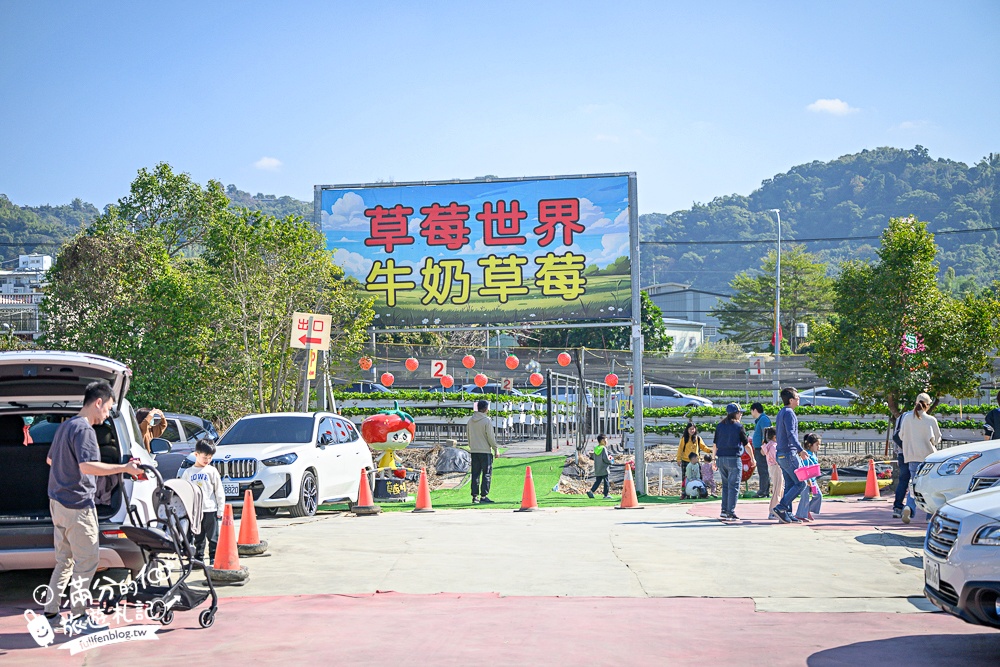 【草莓世界】台中免門票親子草莓園.超大高架草莓&地植草莓,還能玩拍草莓公仔吃草莓料理! 【草莓世界】台中免門票親子草莓園.超大高架草莓&地植草莓,還能玩拍草莓公仔吃草莓料理!
