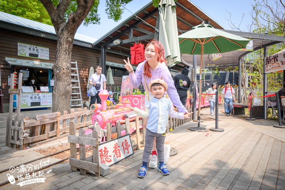 彰化景點【戶羽機關車園區】免門票彰化親子景點,搭小火車.逛市集.玩拍九又四分之三月台,順遊扇形車庫好有趣!