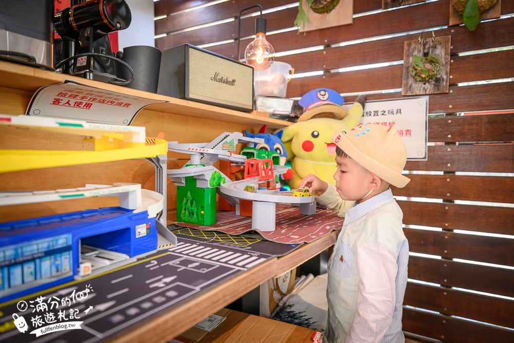 彰化景點【戶羽機關車園區】免門票彰化親子景點,搭小火車.逛市集.玩拍九又四分之三月台,順遊扇形車庫好有趣!
