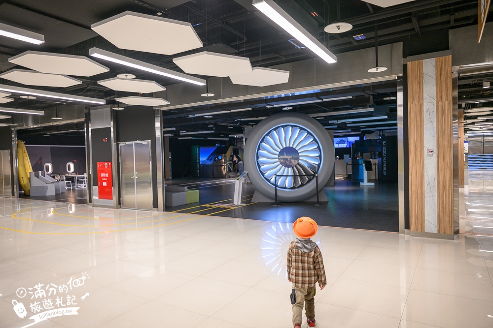 台北景點【首都飛行教育中心】免費參觀.沉浸式駕駛飛機體驗.親子同行.來當最萌小機長!