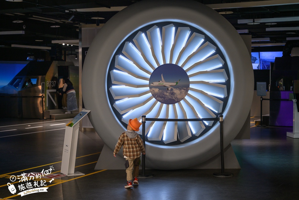 台北景點【首都飛行教育中心】免費參觀.沉浸式駕駛飛機體驗.親子同行.來當最萌小機長!