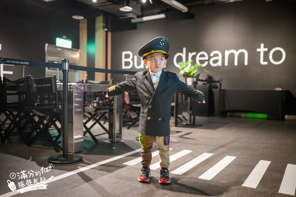 台北景點【首都飛行教育中心】免費參觀.沉浸式駕駛飛機體驗.親子同行.來當最萌小機長!