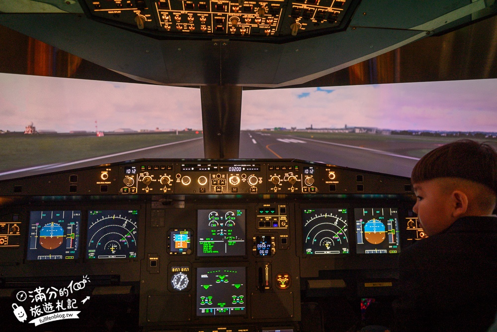 台北景點【首都飛行教育中心】免費參觀.沉浸式駕駛飛機體驗.親子同行.來當最萌小機長!