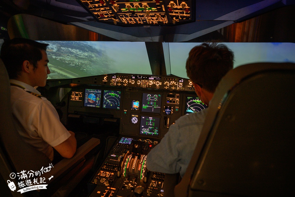 台北景點【首都飛行教育中心】免費參觀.沉浸式駕駛飛機體驗.親子同行.來當最萌小機長!