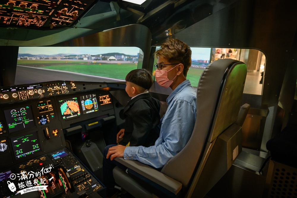 台北景點【首都飛行教育中心】免費參觀.沉浸式駕駛飛機體驗.親子同行.來當最萌小機長!