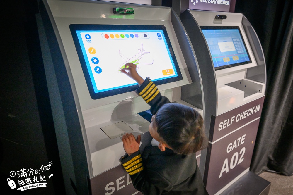 台北景點【首都飛行教育中心】免費參觀.沉浸式駕駛飛機體驗.親子同行.來當最萌小機長!