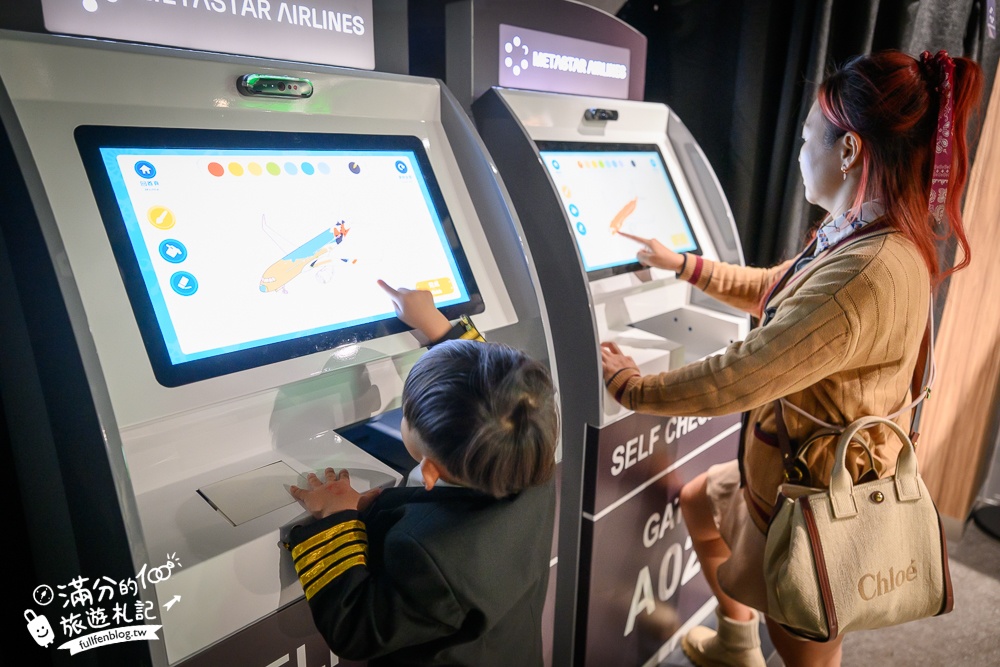 台北景點【首都飛行教育中心】免費參觀.沉浸式駕駛飛機體驗.親子同行.來當最萌小機長!