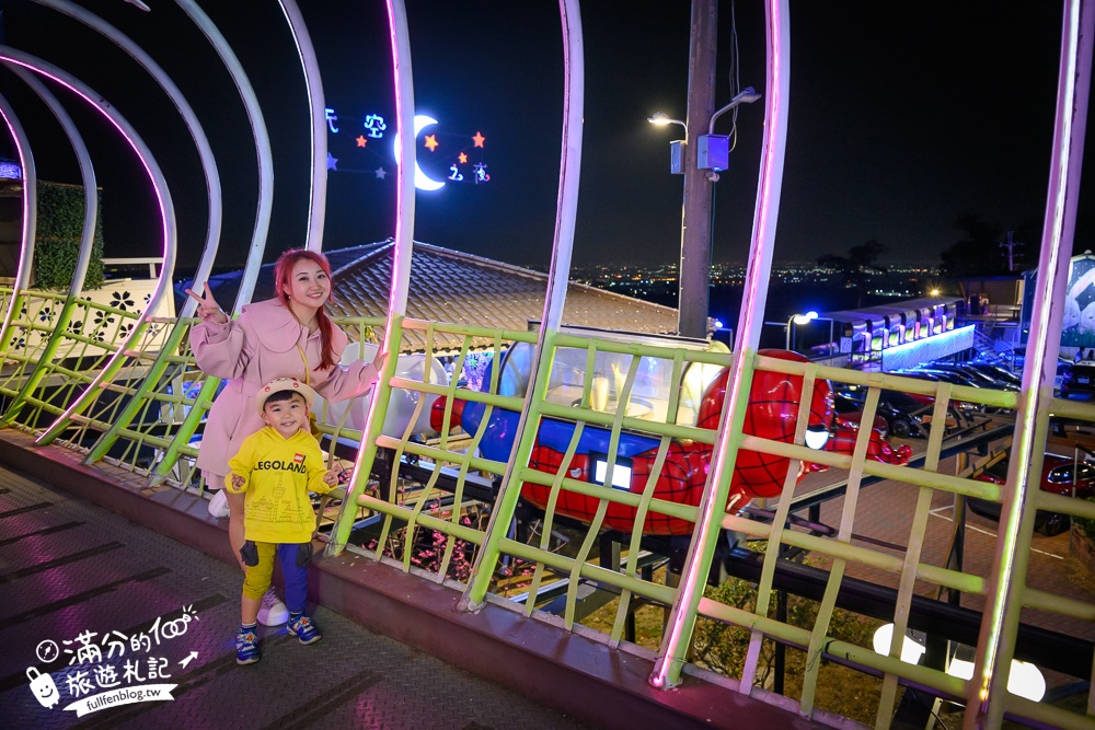雲林古坑景點【華南天空之夜養生泡腳咖啡】250元泡腳看夜景送飲料,最新浪漫愛情橋,彎月相框拱門超好拍!