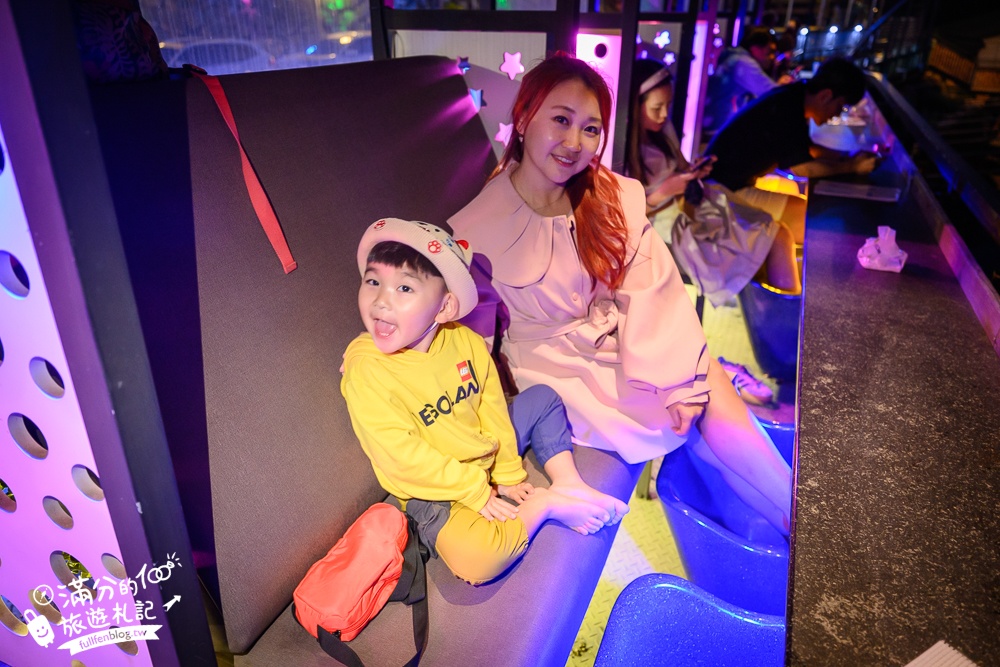 雲林古坑景點【華南天空之夜養生泡腳咖啡】250元泡腳看夜景送飲料,最新浪漫愛情橋,彎月相框拱門超好拍!