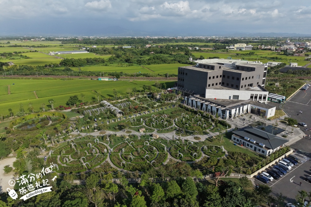 台南【雅聞湖濱療癒森林】闖入愛麗絲的夢境，後壁南法玫瑰莊園，免門票花園迷宮,還能玩拍泥作歐風小屋!