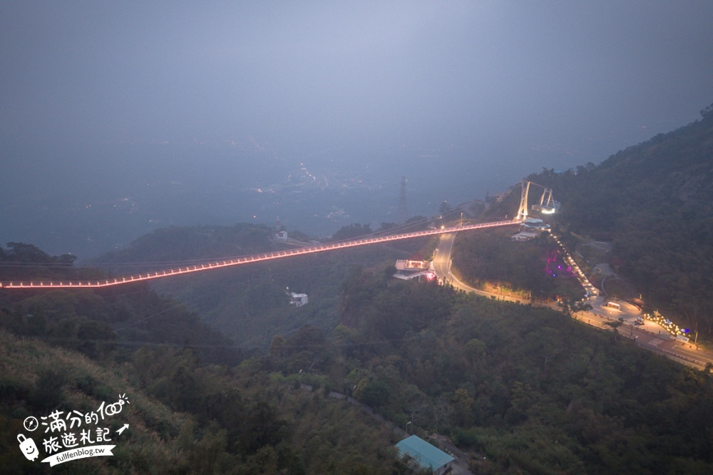 【太平雲梯夜間點燈時間】每週只開放一天星光通行,海拔1000公尺的星光大道,將星空和百萬夜景燈海盡收眼底!