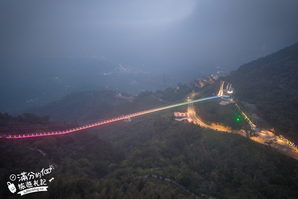 【太平雲梯夜間點燈時間】每週只開放一天星光通行,海拔1000公尺的星光大道,將星空和百萬夜景燈海盡收眼底!