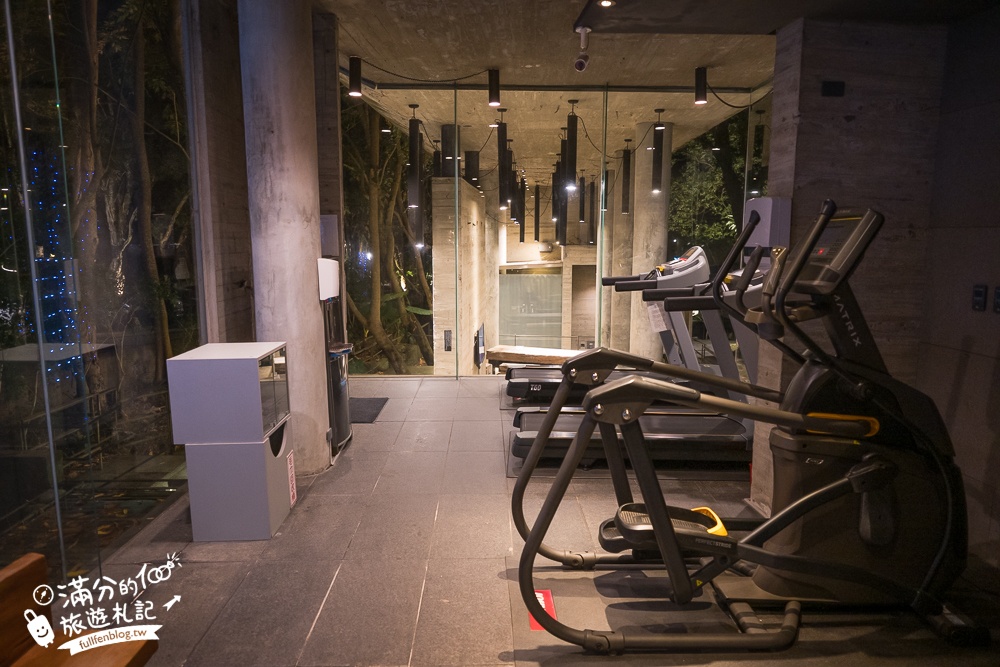 苗栗【泰安觀止溫泉會館】一泊二食溫泉客房開箱.可住宿可泡湯.被森林包圍的清水模溫泉城堡!