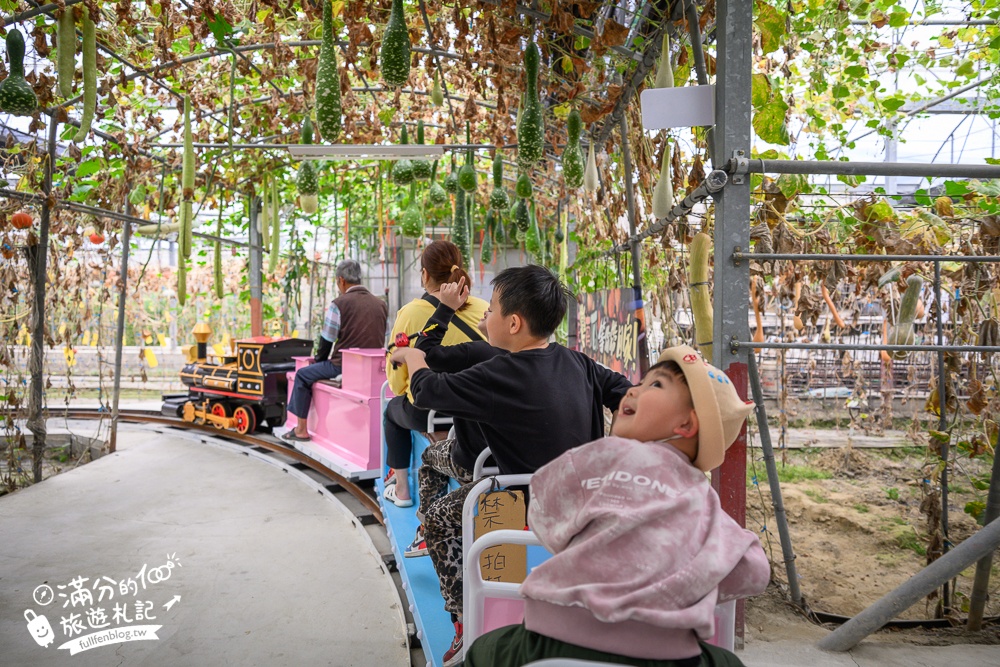 雲林【綠金蕃茄南瓜農場】全台唯一南瓜隧道小火車.可無限次搭乘.全室內景點.玩拍七彩南瓜.還有採果體驗唷!