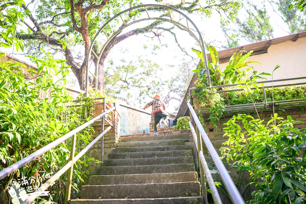 高雄【三桃山森林休閒園】台灣最早期的遊樂園創始地.100元門票玩到底.人氣高空腳踏車&超長溜滑梯!