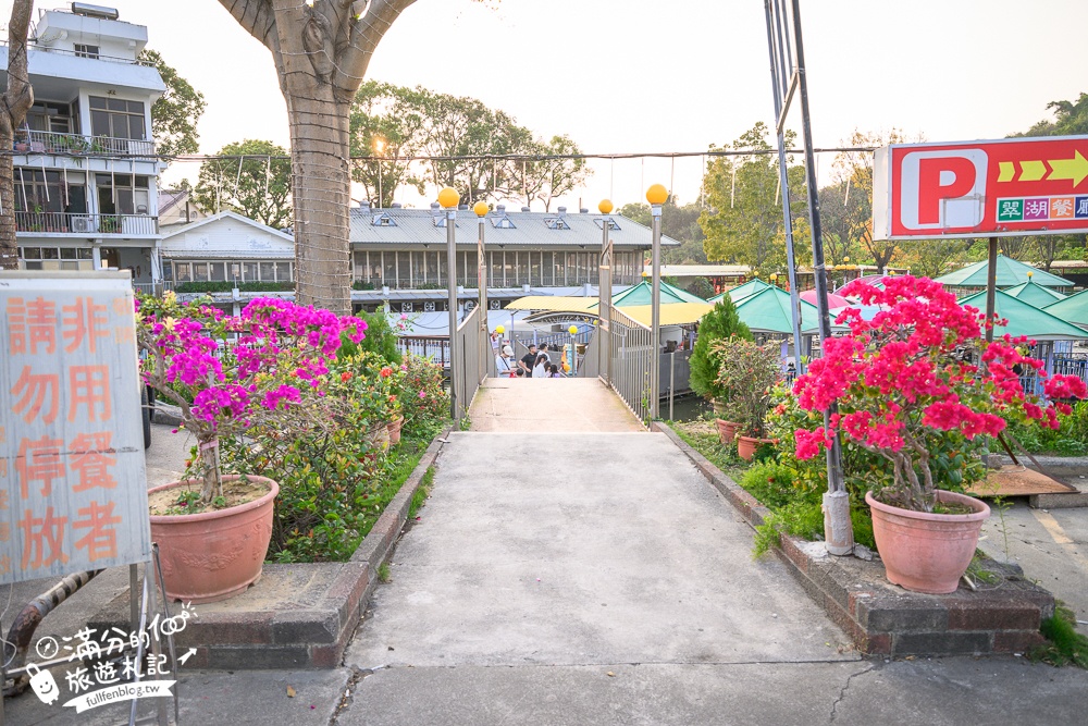 高雄【翠湖水上餐廳】超療癒湖畔熱炒土雞城,水上小火車送餐超吸睛,景色優美偽出國渡假氛圍!