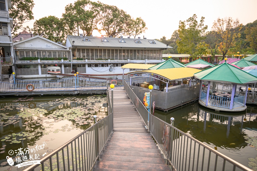 高雄【翠湖水上餐廳】超療癒湖畔熱炒土雞城,水上小火車送餐超吸睛,景色優美偽出國渡假氛圍!