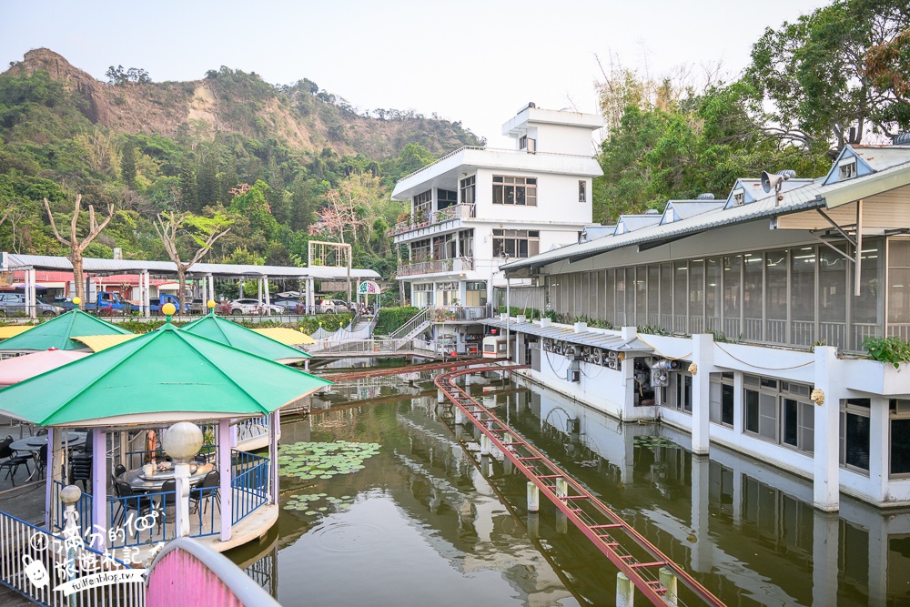 高雄【翠湖水上餐廳】超療癒湖畔熱炒土雞城,水上小火車送餐超吸睛,景色優美偽出國渡假氛圍!