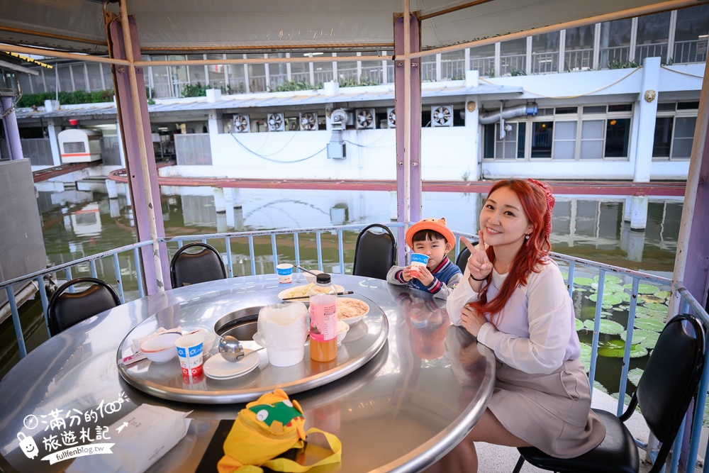 高雄【翠湖水上餐廳】超療癒湖畔熱炒土雞城,水上小火車送餐超吸睛,景色優美偽出國渡假氛圍!