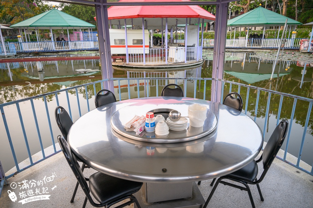 高雄【翠湖水上餐廳】超療癒湖畔熱炒土雞城,水上小火車送餐超吸睛,景色優美偽出國渡假氛圍!