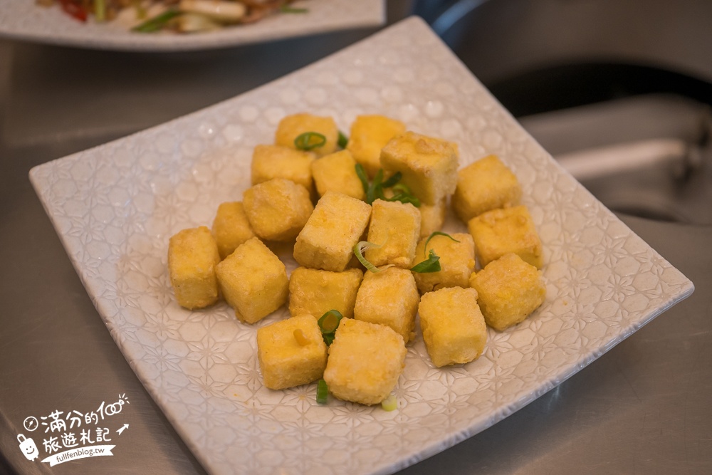 高雄【翠湖水上餐廳】超療癒湖畔熱炒土雞城,水上小火車送餐超吸睛,景色優美偽出國渡假氛圍!