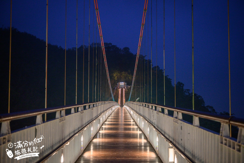 【太平雲梯夜間點燈時間】每週只開放一天星光通行,海拔1000公尺的星光大道,將星空和百萬夜景燈海盡收眼底!