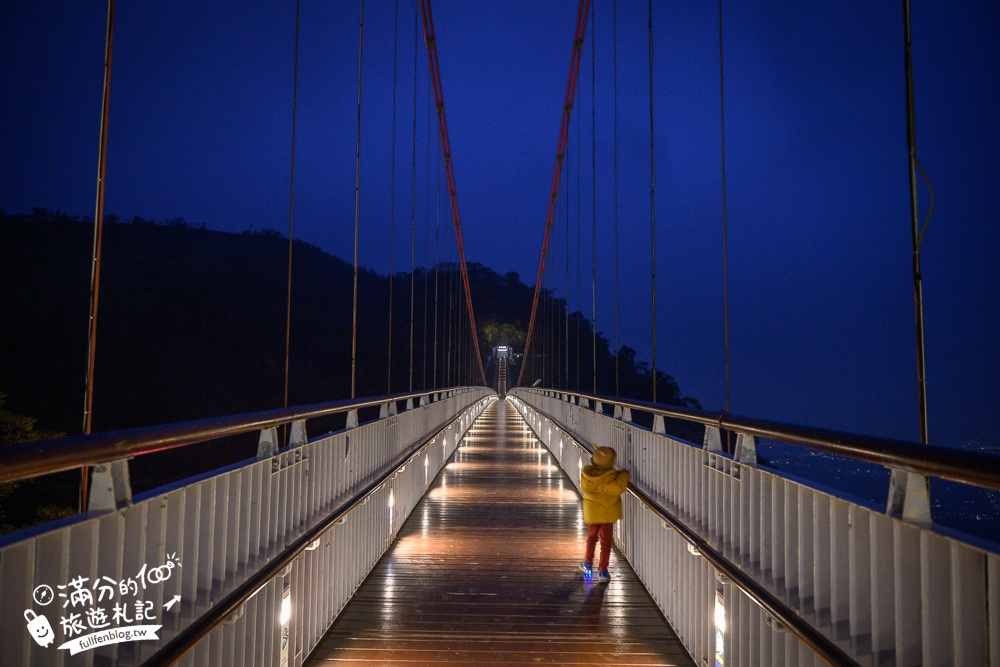 【太平雲梯夜間點燈時間】每週只開放一天星光通行,海拔1000公尺的星光大道,將星空和百萬夜景燈海盡收眼底!