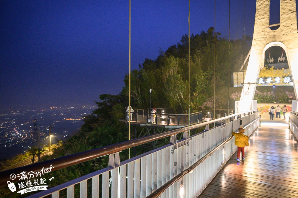【太平雲梯夜間點燈時間】每週只開放一天星光通行,海拔1000公尺的星光大道,將星空和百萬夜景燈海盡收眼底!