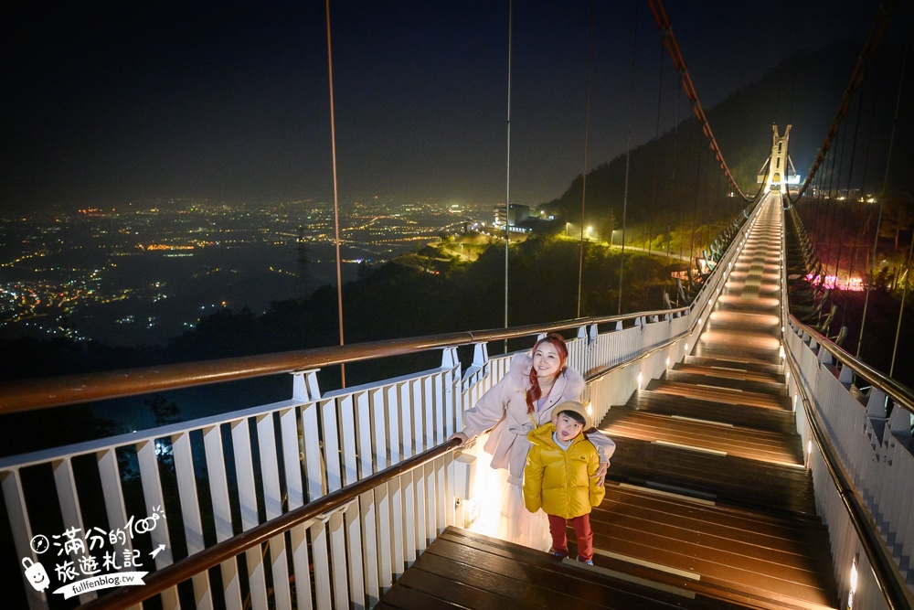 【太平雲梯夜間點燈時間】每週只開放一天星光通行,海拔1000公尺的星光大道,將星空和百萬夜景燈海盡收眼底!
