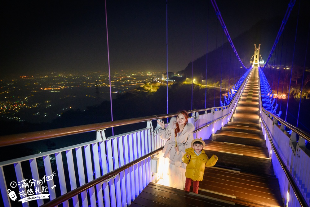 【太平雲梯夜間點燈時間】每週只開放一天星光通行,海拔1000公尺的星光大道,將星空和百萬夜景燈海盡收眼底!