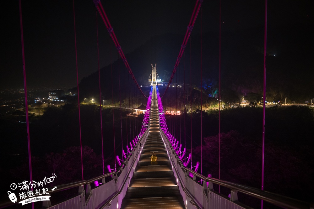 【太平雲梯夜間點燈時間】每週只開放一天星光通行,海拔1000公尺的星光大道,將星空和百萬夜景燈海盡收眼底!