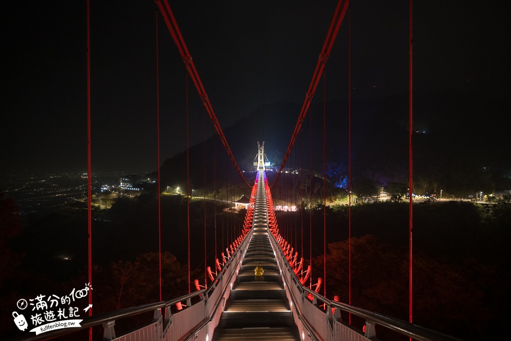 【太平雲梯夜間點燈時間】每週只開放一天星光通行,海拔1000公尺的星光大道,將星空和百萬夜景燈海盡收眼底!