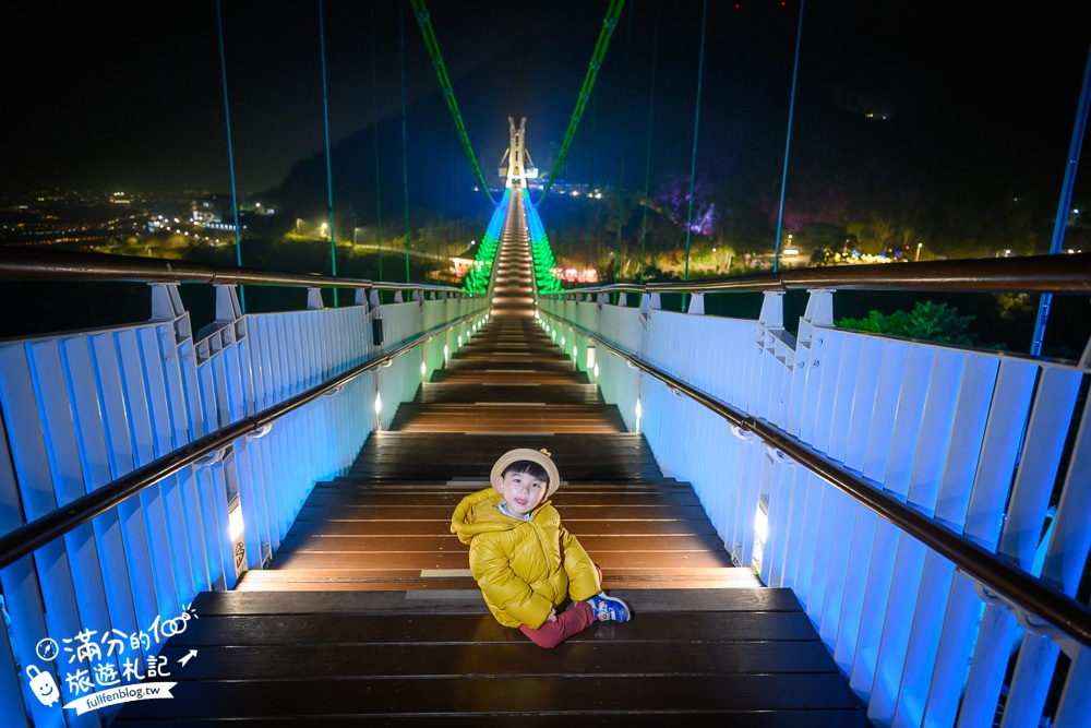 【太平雲梯夜間點燈時間】每週只開放一天星光通行,海拔1000公尺的星光大道,將星空和百萬夜景燈海盡收眼底!