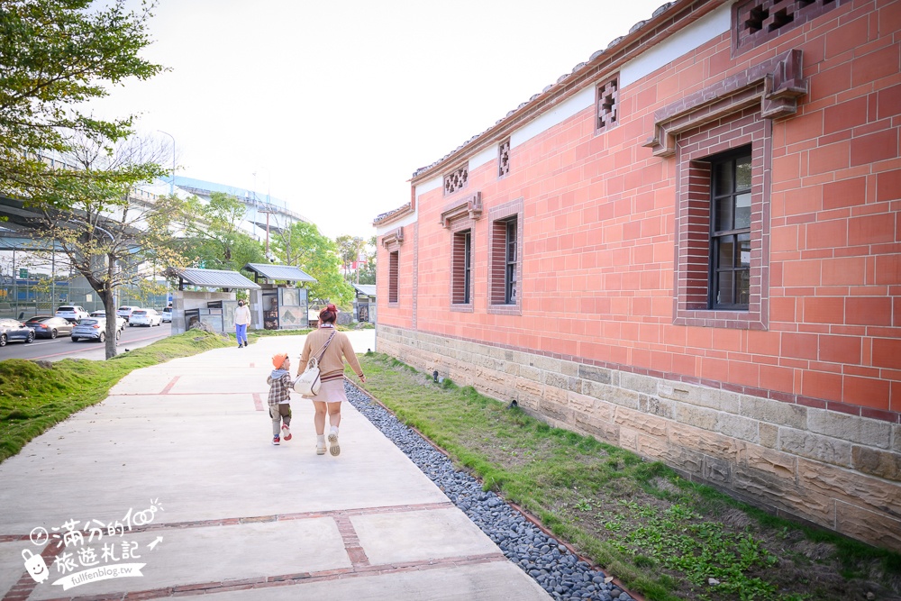 新北【五股守讓堂】百年古厝變身最美圖書館,親子同行也適合,在歷史建築裡玩趣味古玩!