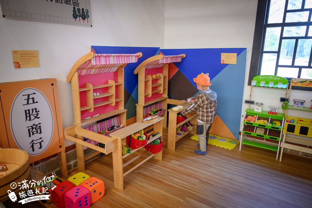 新北【五股守讓堂】百年古厝變身最美圖書館,親子同行也適合,在歷史建築裡玩趣味古玩!