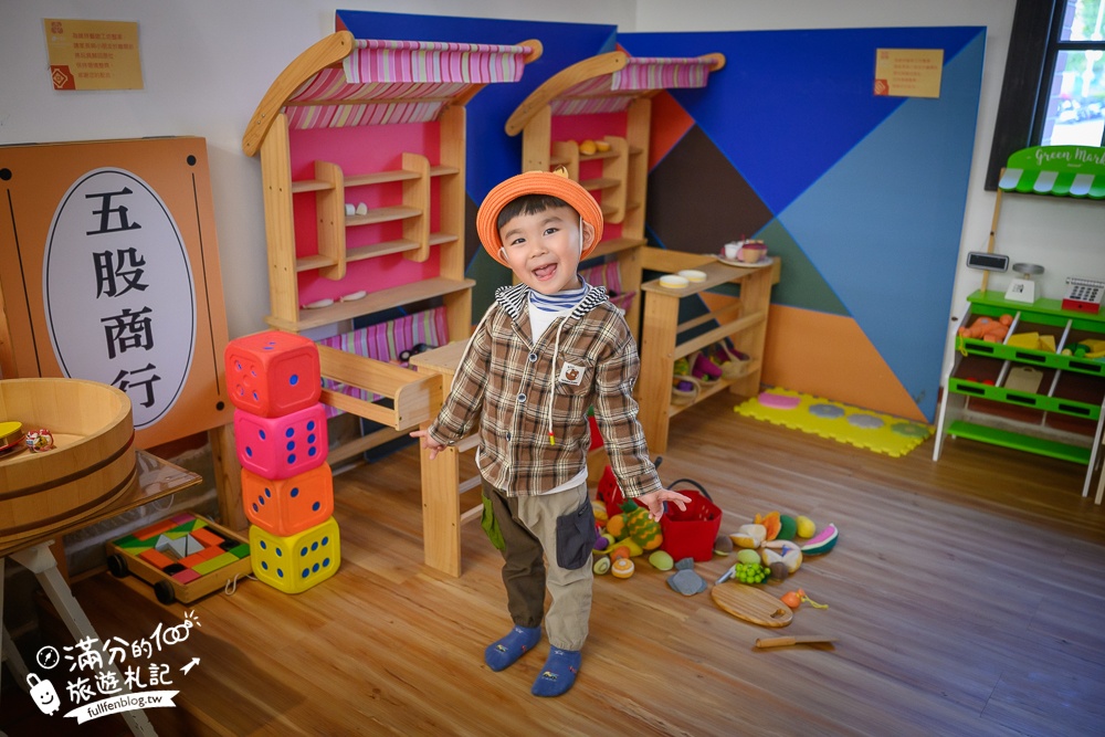 新北【五股守讓堂】百年古厝變身最美圖書館,親子同行也適合,在歷史建築裡玩趣味古玩!