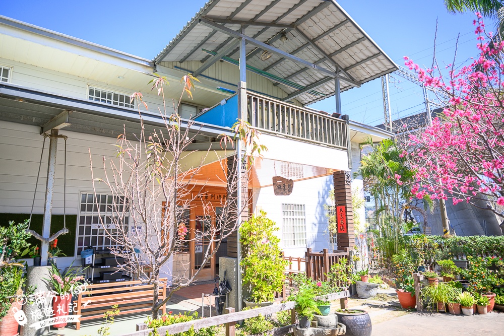 台中【新幹線列車站火車餐廳】在景觀火車上用餐.賞櫻花.看火車.玩兒童遊戲區!