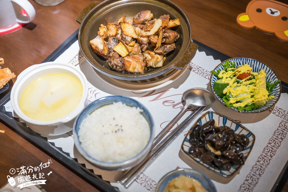 南投【紅屋小站】雲林南投交界的紅色小屋.人氣必吃苦茶油雞&鯛魚燒~山林裡唯美餐館!