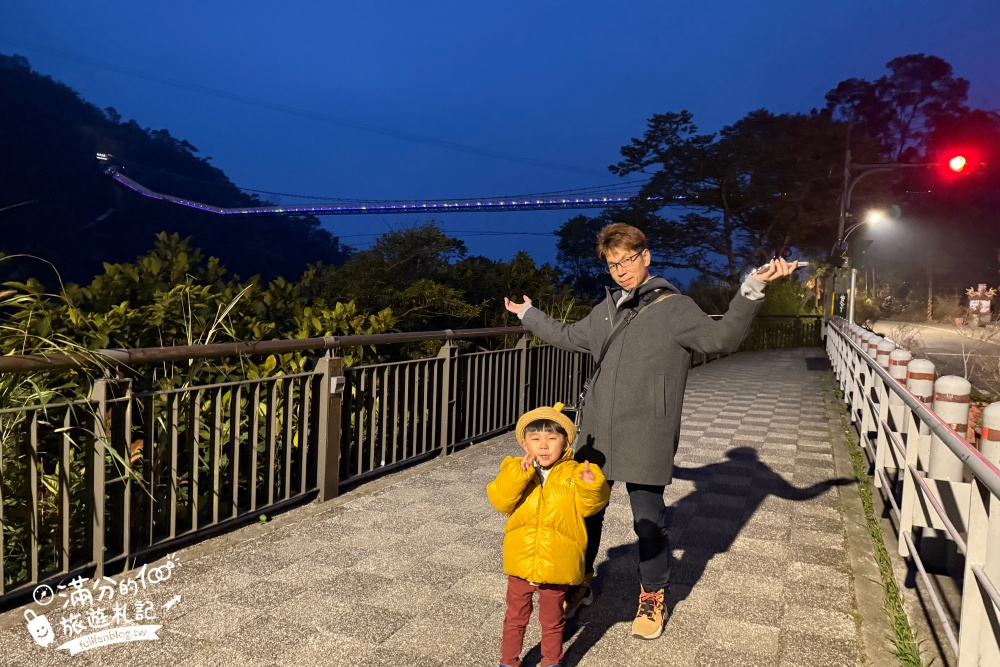 【太平雲梯夜間點燈時間】每週只開放一天星光通行,海拔1000公尺的星光大道,將星空和百萬夜景燈海盡收眼底!