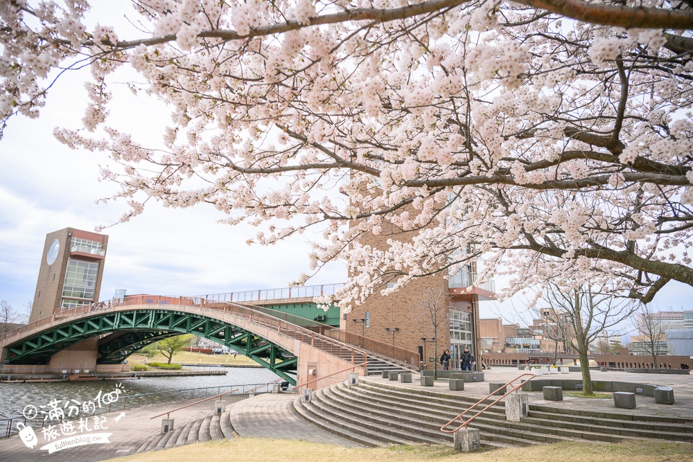 富山景點【星巴克富山環水公園店】世界最美星巴克！富岩運河環水公園全攻略,交通.櫻花季&必拍角度分享!