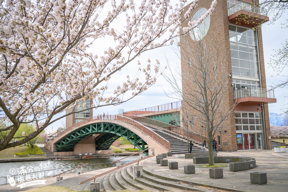 富山景點【星巴克富山環水公園店】世界最美星巴克！富岩運河環水公園全攻略,交通.櫻花季&必拍角度分享!