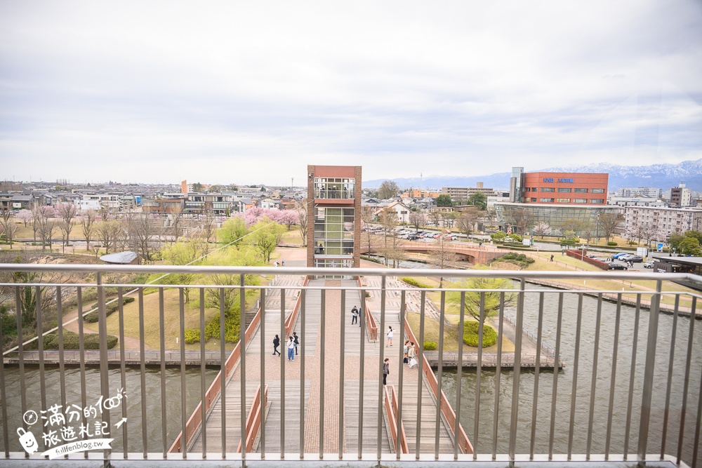 富山景點【星巴克富山環水公園店】世界最美星巴克！富岩運河環水公園全攻略,交通.櫻花季&必拍角度分享!